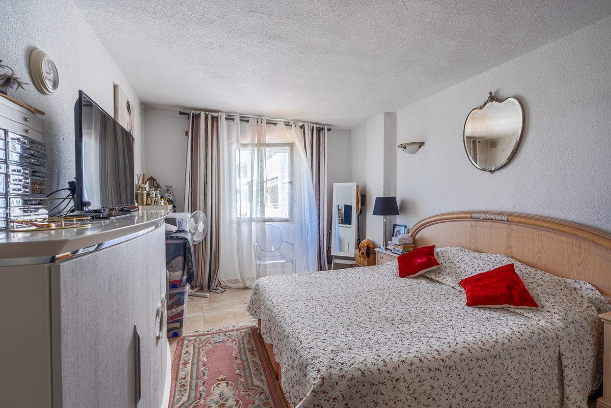 Middle Floor Apartment in Estepona, Costa del Sol – 2 beds – 350000 € - photo 16 of 22