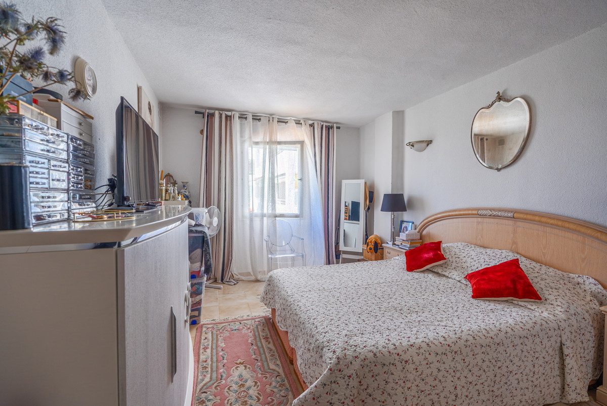 Middle Floor Apartment in Estepona, Costa del Sol – 2 beds – 350000 € - photo 17 of 22