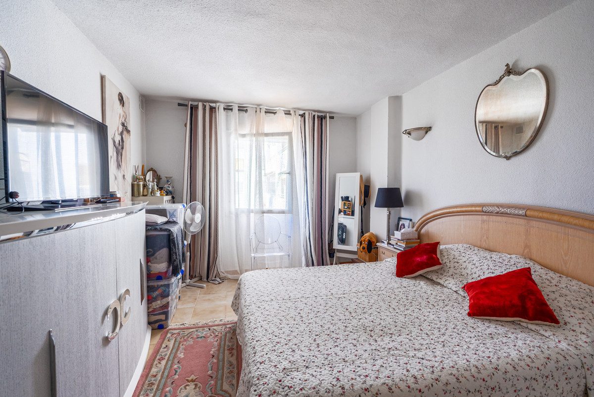 Middle Floor Apartment in Estepona, Costa del Sol – 2 beds – 350000 € - photo 18 of 22