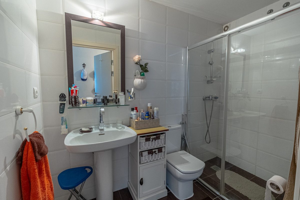 Middle Floor Apartment in Estepona, Costa del Sol – 2 beds – 350000 € - photo 20 of 22