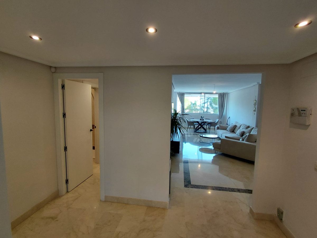 Middle Floor Apartment in Marbella, Costa del Sol – 2 beds – 540000 € - photo 9 of 16