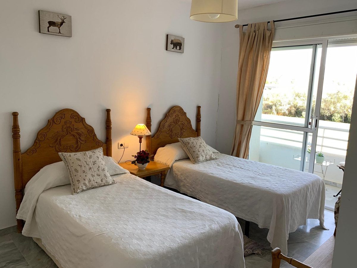 Middle Floor Apartment in Marbella, Costa del Sol – 3 beds – 650000 € - photo 4 of 12