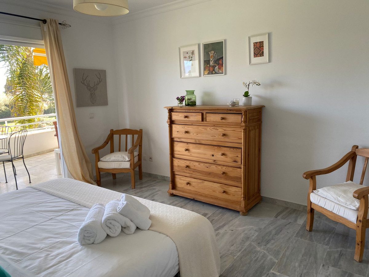 Middle Floor Apartment in Marbella, Costa del Sol – 3 beds – 650000 € - photo 7 of 12