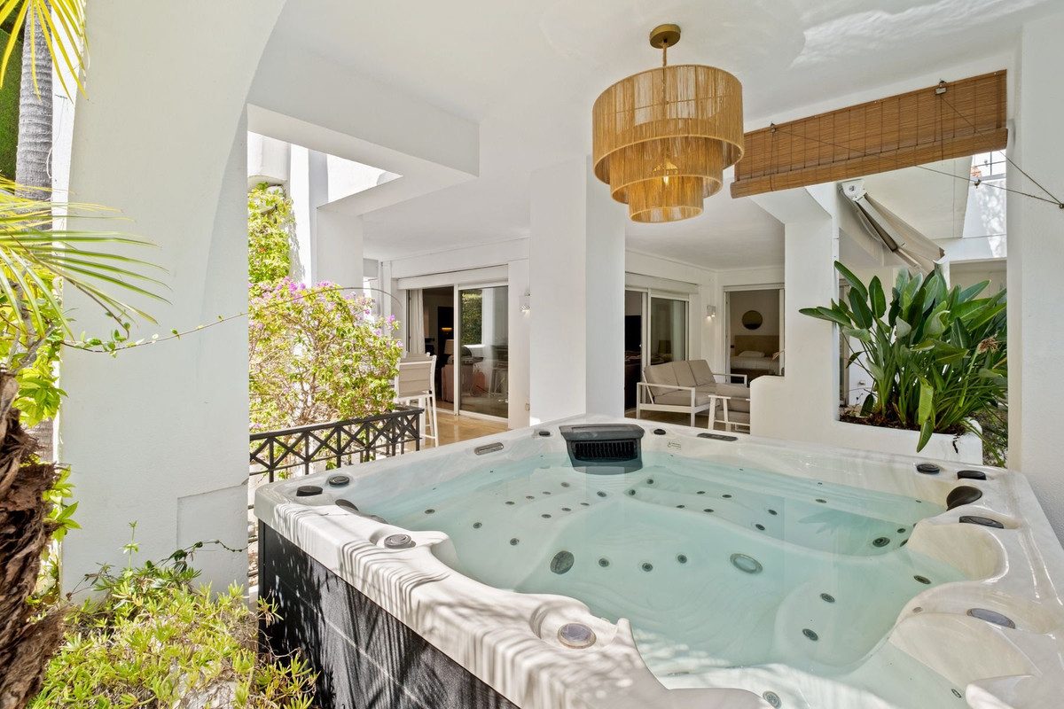 Ground Floor Apartment in Marbella, Costa del Sol – 2 beds – 695000 € - photo 5 of 24