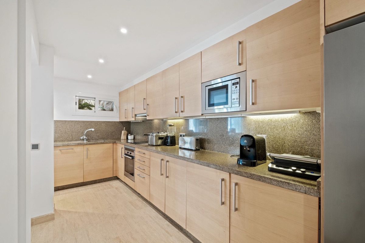 Ground Floor Apartment in Marbella, Costa del Sol – 2 beds – 695000 € - photo 13 of 24