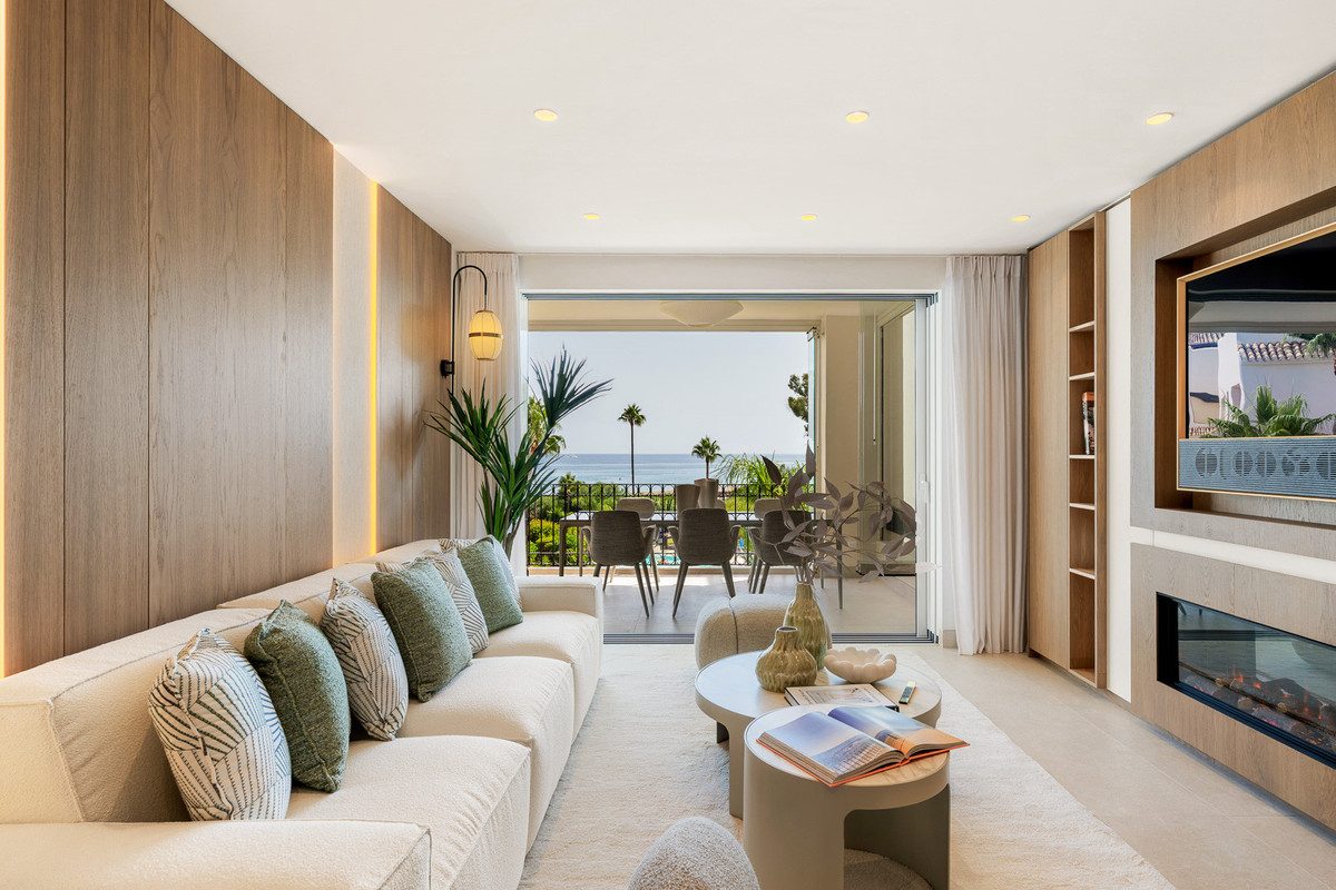 Middle Floor Apartment in Estepona, Costa del Sol – 3 beds – 1995000 € - photo 1 of 30