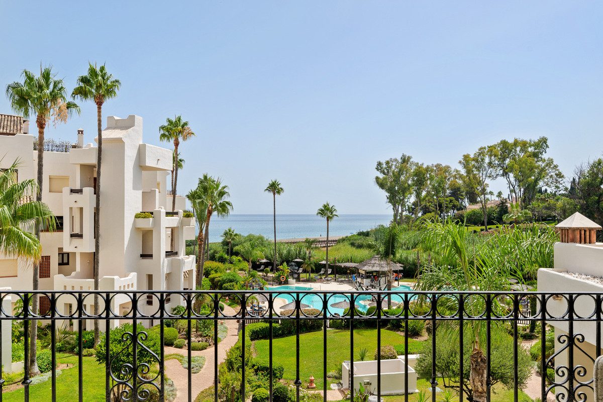 Middle Floor Apartment in Estepona, Costa del Sol – 3 beds – 1995000 € - photo 2 of 30