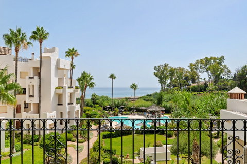 Middle Floor Apartment in Estepona, Costa del Sol – 3 beds – 1995000 € - photo 2 of 30