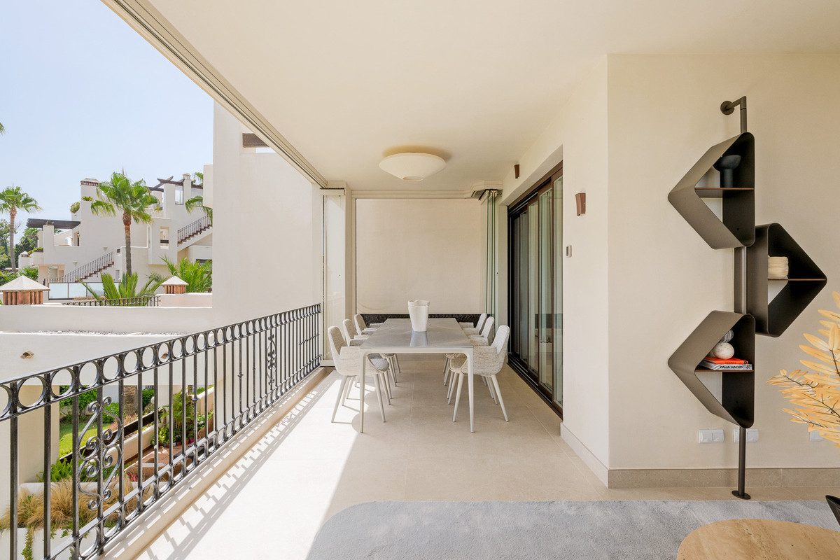 Middle Floor Apartment in Estepona, Costa del Sol – 3 beds – 1995000 € - photo 4 of 30