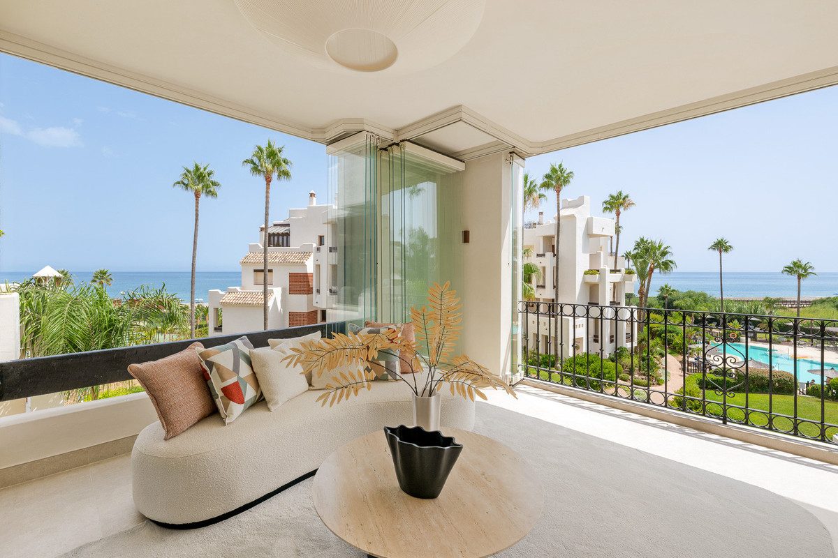 Middle Floor Apartment in Estepona, Costa del Sol – 3 beds – 1995000 € - photo 5 of 30