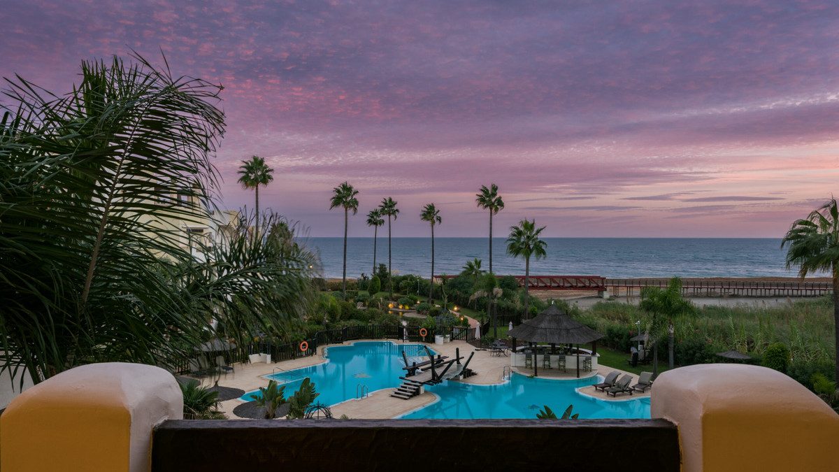 Middle Floor Apartment in Estepona, Costa del Sol – 3 beds – 1995000 € - photo 29 of 30