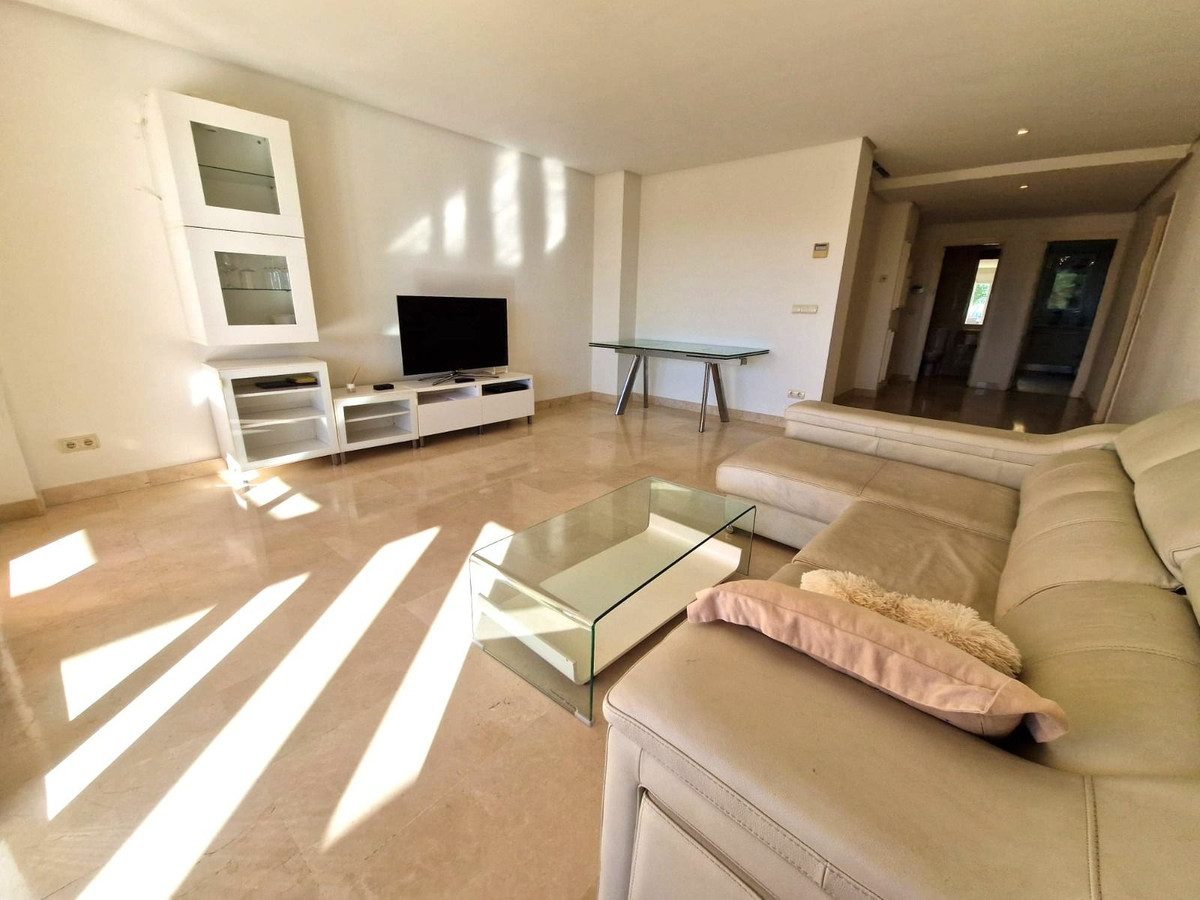 Middle Floor Apartment in Marbella, Costa del Sol – 2 beds – 585000 € - photo 3 of 40