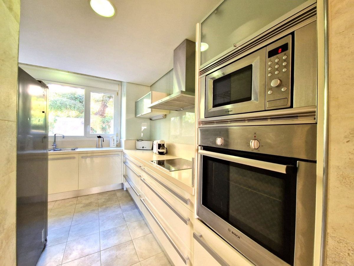 Middle Floor Apartment in Marbella, Costa del Sol – 2 beds – 585000 € - photo 4 of 40