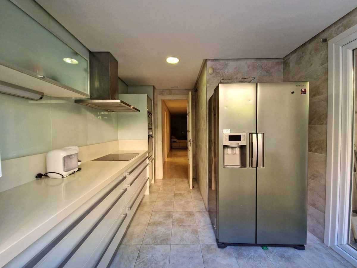 Middle Floor Apartment in Marbella, Costa del Sol – 2 beds – 585000 € - photo 5 of 40