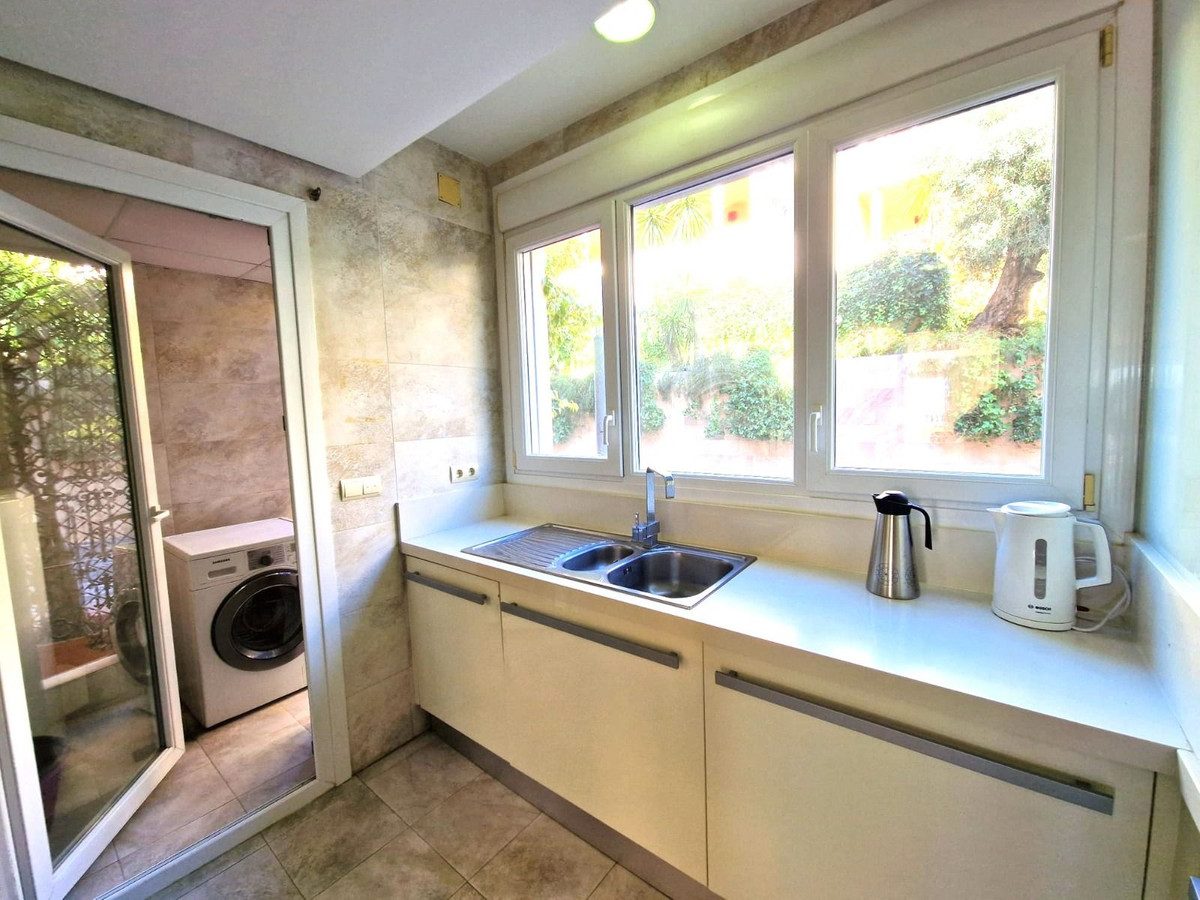 Middle Floor Apartment in Marbella, Costa del Sol – 2 beds – 585000 € - photo 6 of 40