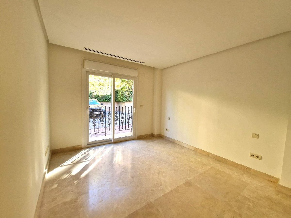 Middle Floor Apartment in Marbella, Costa del Sol – 2 beds – 585000 € - photo 7 of 40