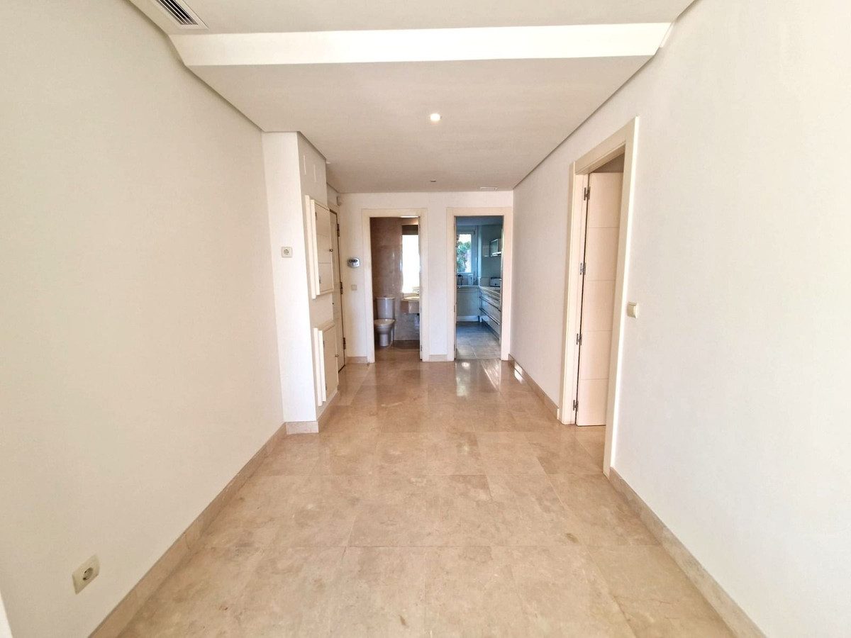Middle Floor Apartment in Marbella, Costa del Sol – 2 beds – 585000 € - photo 9 of 40
