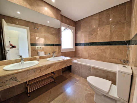 Middle Floor Apartment in Marbella, Costa del Sol – 2 beds – 585000 € - photo 12 of 40