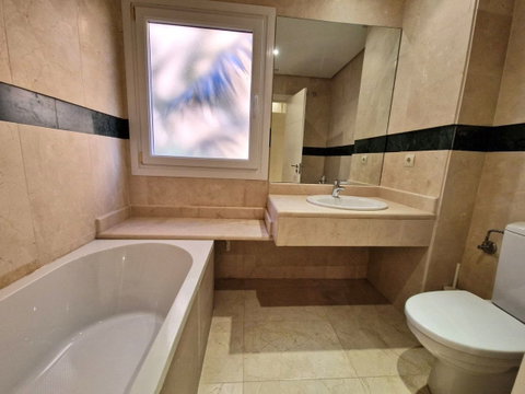 Middle Floor Apartment in Marbella, Costa del Sol – 2 beds – 585000 € - photo 13 of 40
