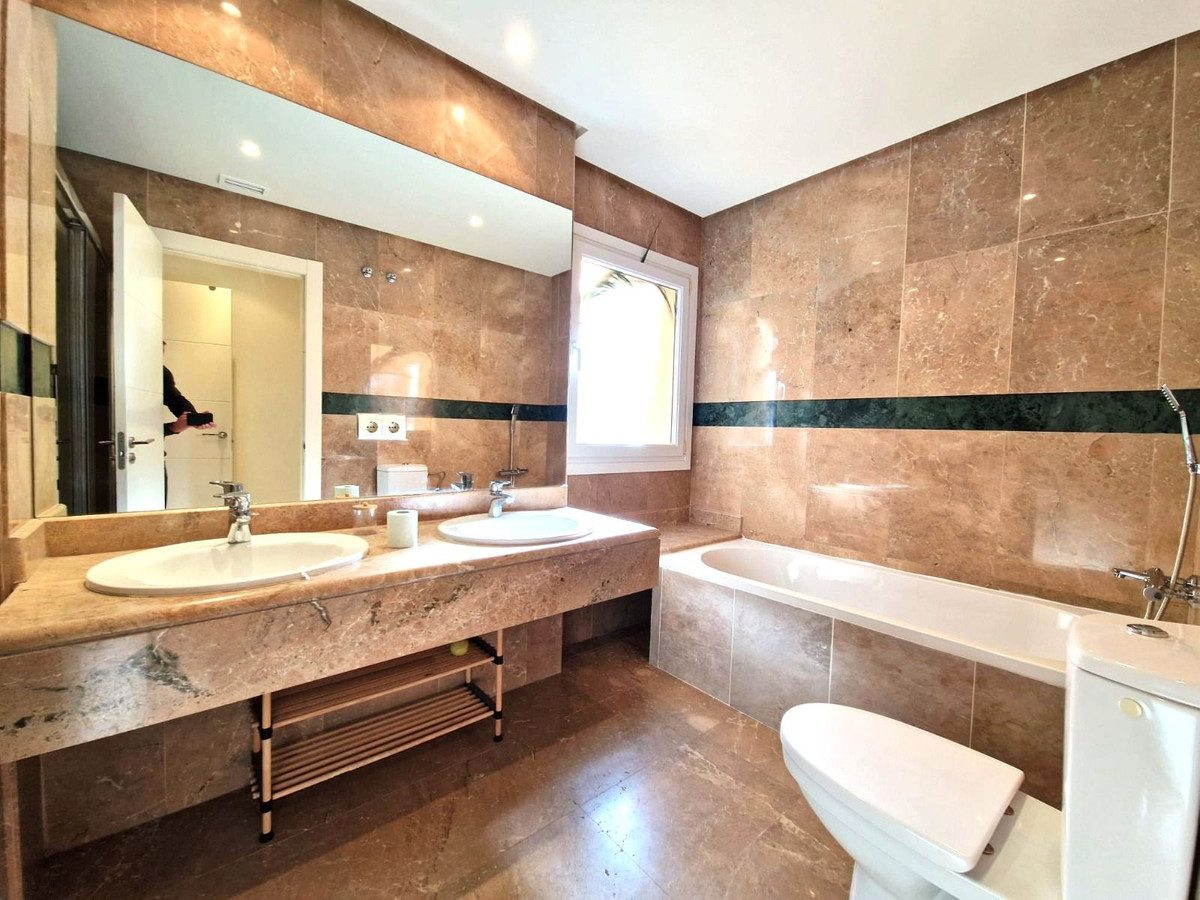 Middle Floor Apartment in Marbella, Costa del Sol – 2 beds – 585000 € - photo 16 of 40