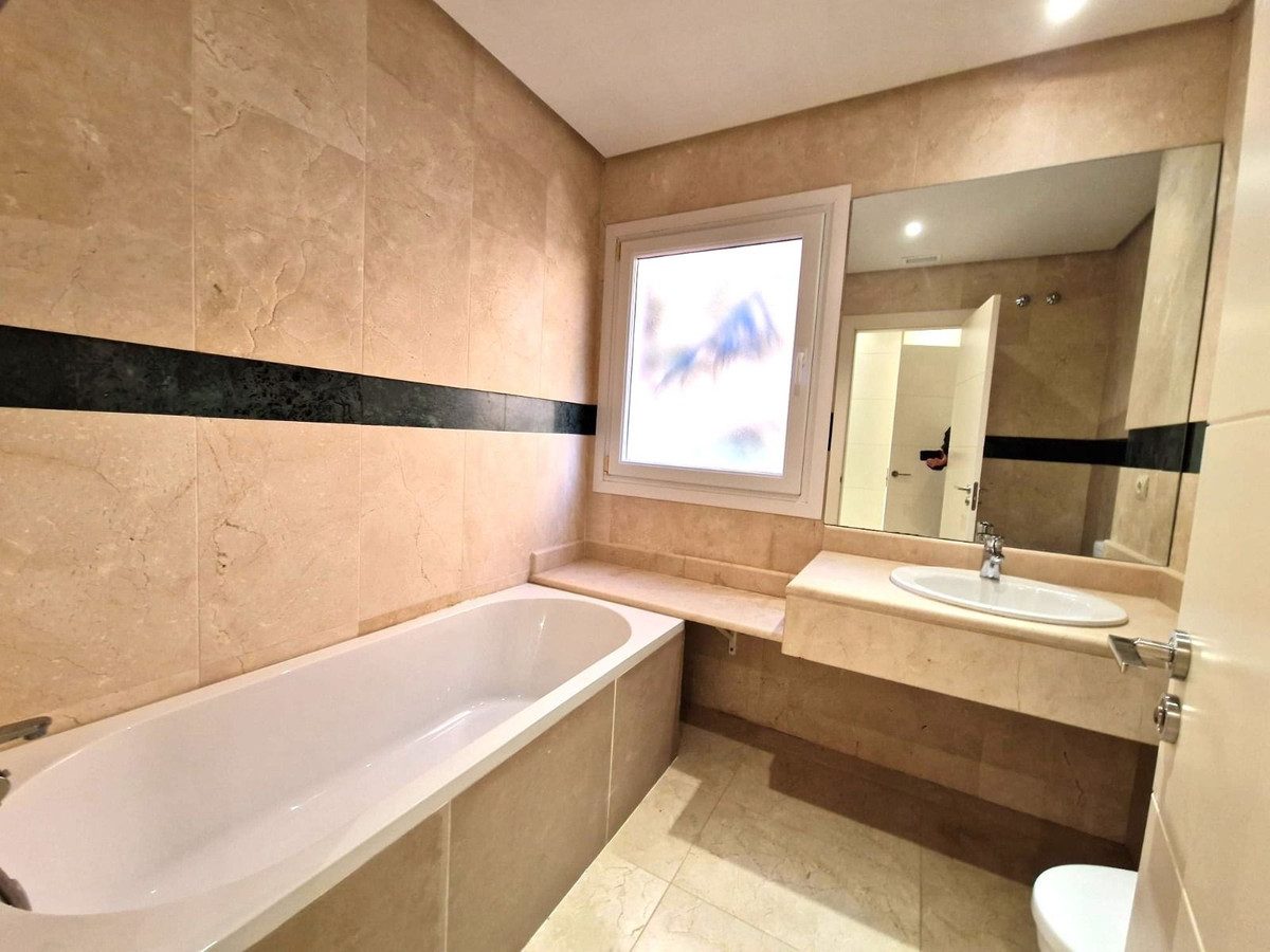Middle Floor Apartment in Marbella, Costa del Sol – 2 beds – 585000 € - photo 17 of 40