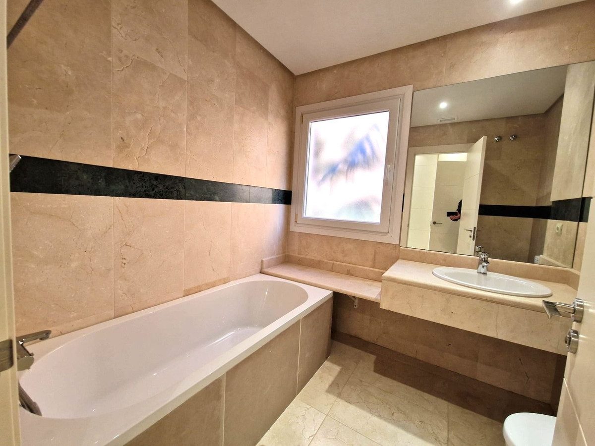 Middle Floor Apartment in Marbella, Costa del Sol – 2 beds – 585000 € - photo 18 of 40