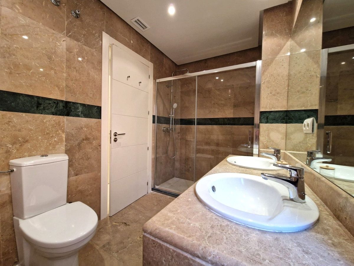 Middle Floor Apartment in Marbella, Costa del Sol – 2 beds – 585000 € - photo 23 of 40
