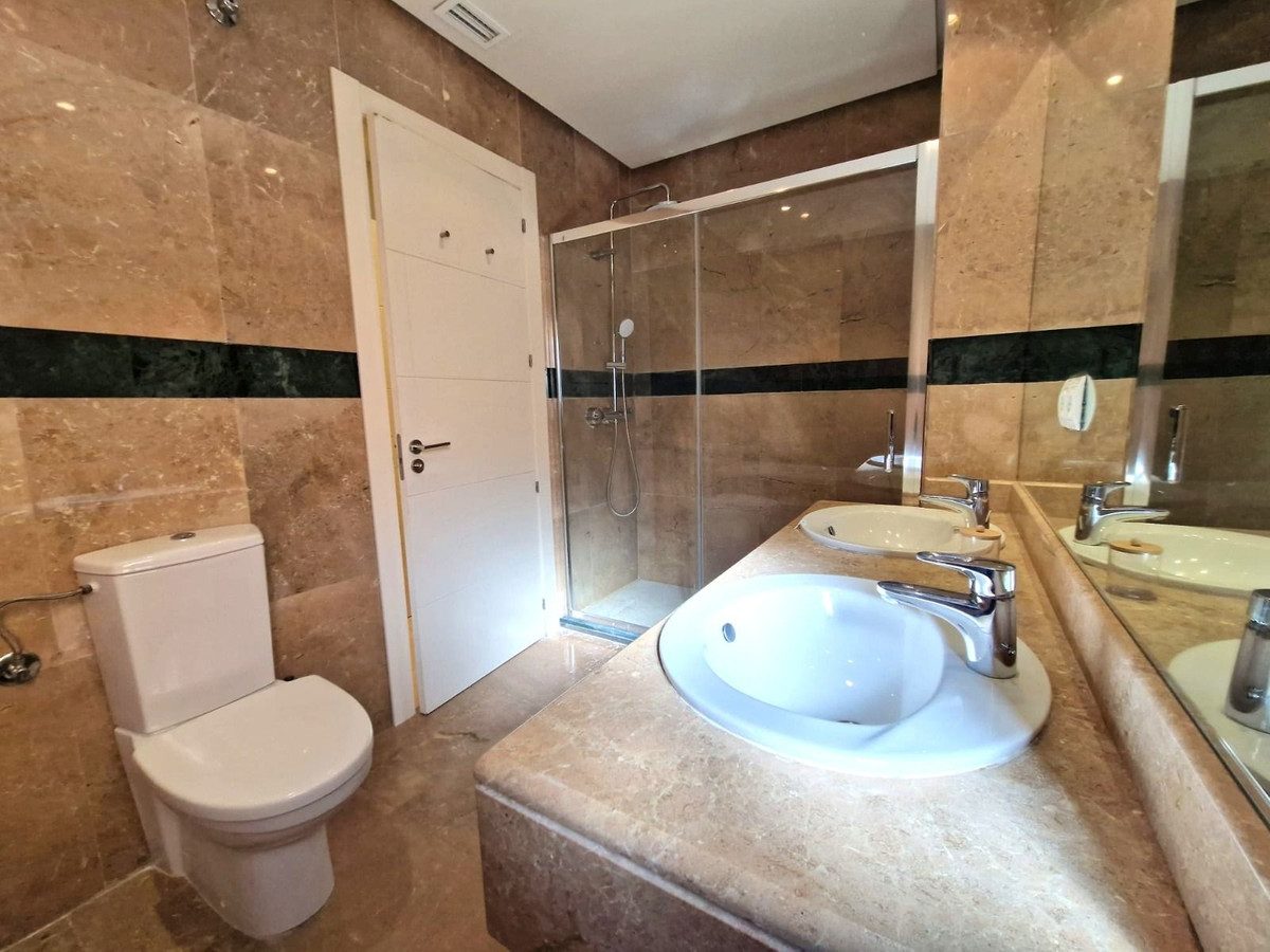 Middle Floor Apartment in Marbella, Costa del Sol – 2 beds – 585000 € - photo 27 of 40