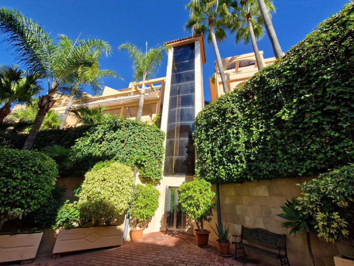 Middle Floor Apartment in Marbella, Costa del Sol – 2 beds – 585000 € - photo 29 of 40