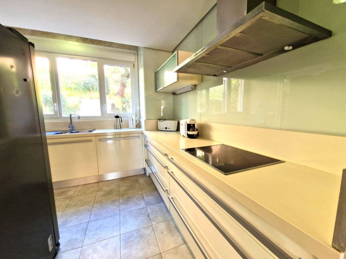Middle Floor Apartment in Marbella, Costa del Sol – 2 beds – 585000 € - photo 32 of 40