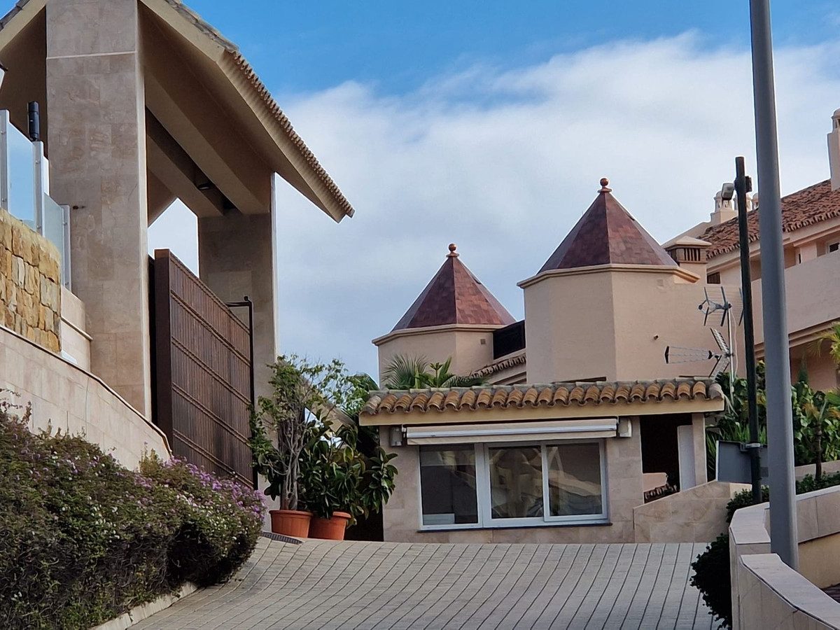 Middle Floor Apartment in Marbella, Costa del Sol – 2 beds – 585000 € - photo 33 of 40