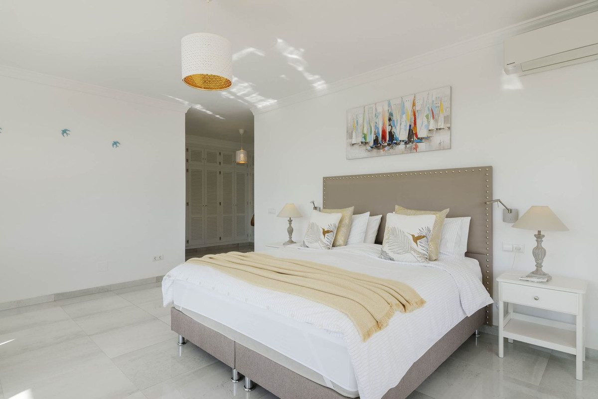 Detached Villa in Mijas, Costa del Sol – 4 beds – 1175000 € - photo 9 of 33