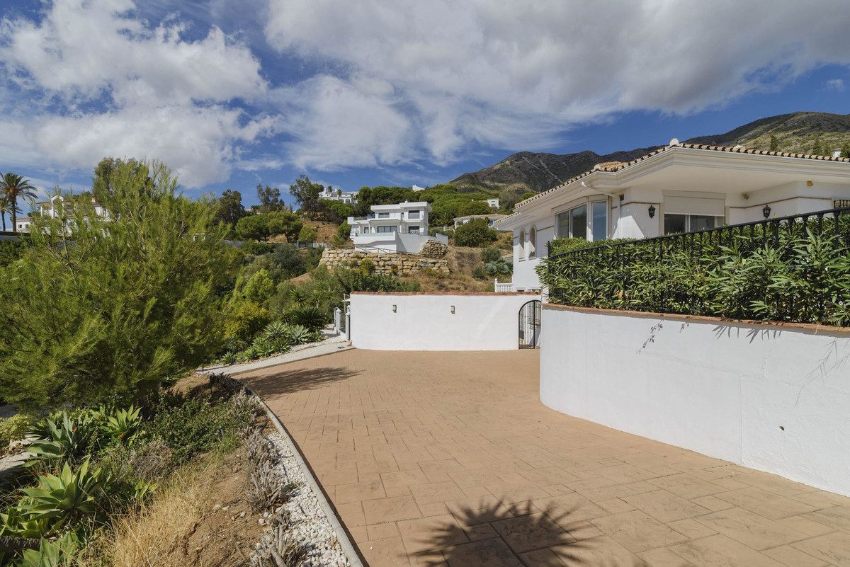 Detached Villa in Mijas, Costa del Sol – 4 beds – 1175000 € - photo 29 of 33