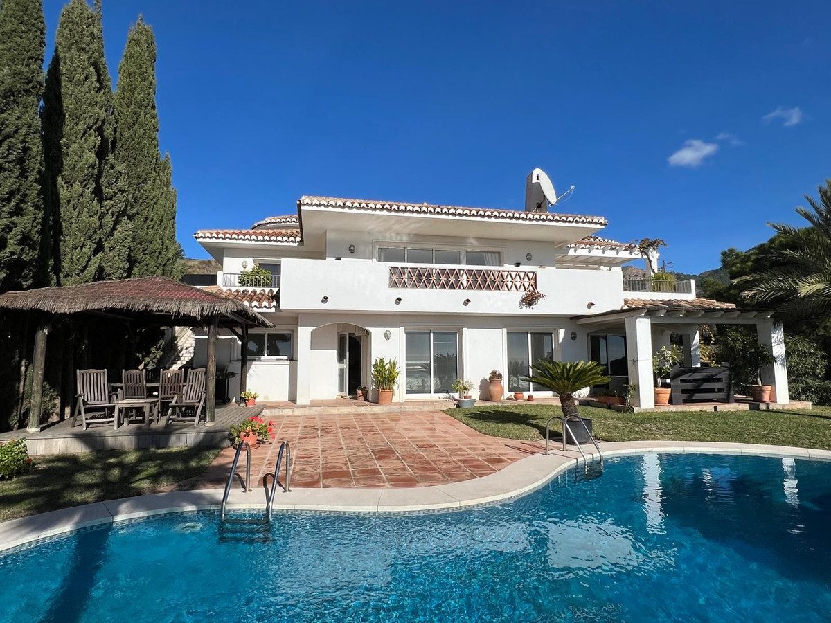 Detached Villa in Mijas, Costa del Sol – 4 beds – 1550000 € - photo 1 of 31