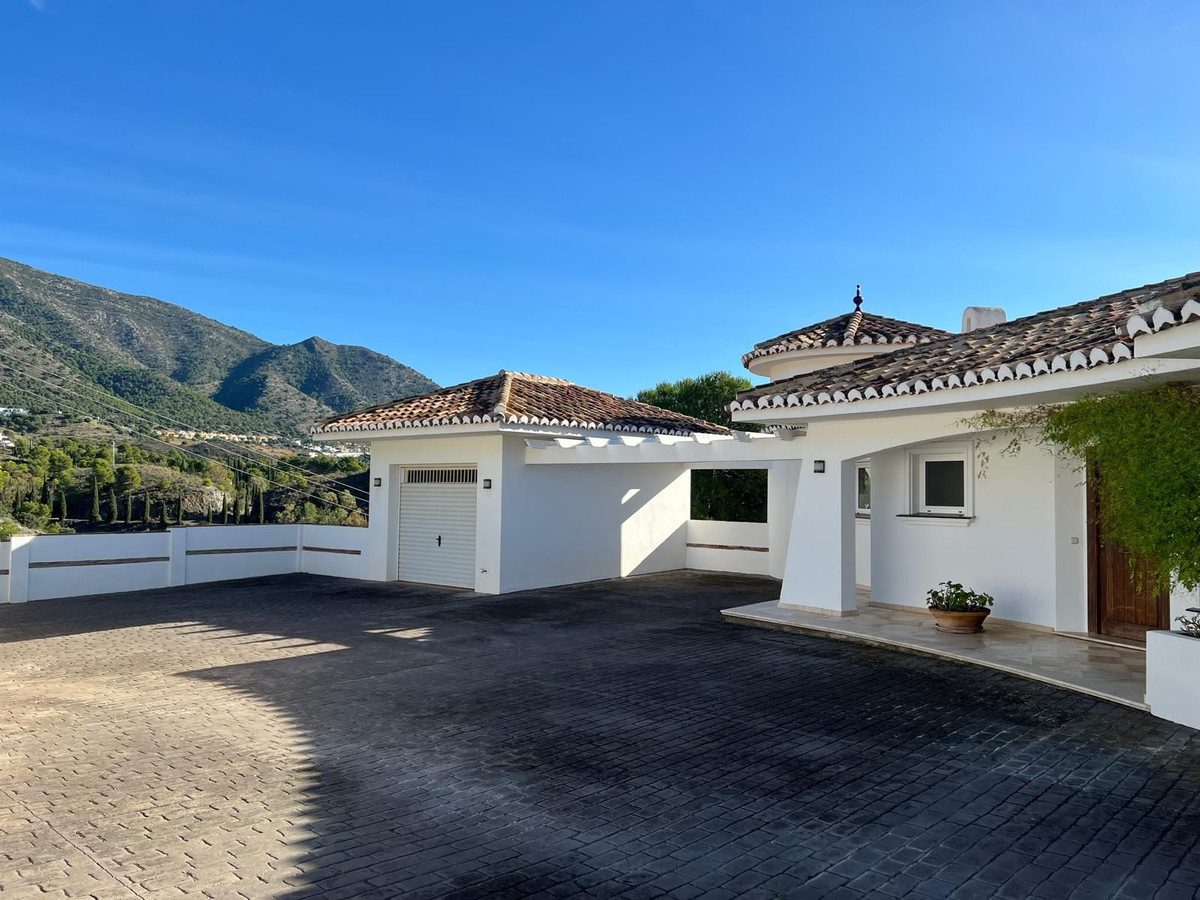 Detached Villa in Mijas, Costa del Sol – 4 beds – 1550000 € - photo 23 of 31