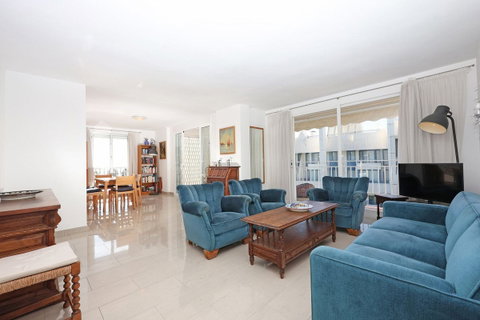 Middle Floor Apartment in Marbella, Costa del Sol – 3 beds – 650000 € - photo 2 of 20