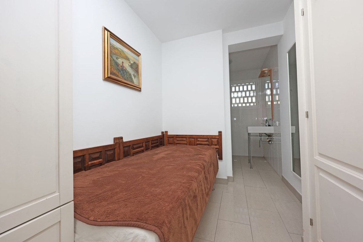 Middle Floor Apartment in Marbella, Costa del Sol – 3 beds – 650000 € - photo 11 of 20