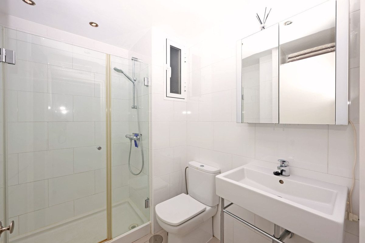 Middle Floor Apartment in Marbella, Costa del Sol – 3 beds – 650000 € - photo 19 of 20