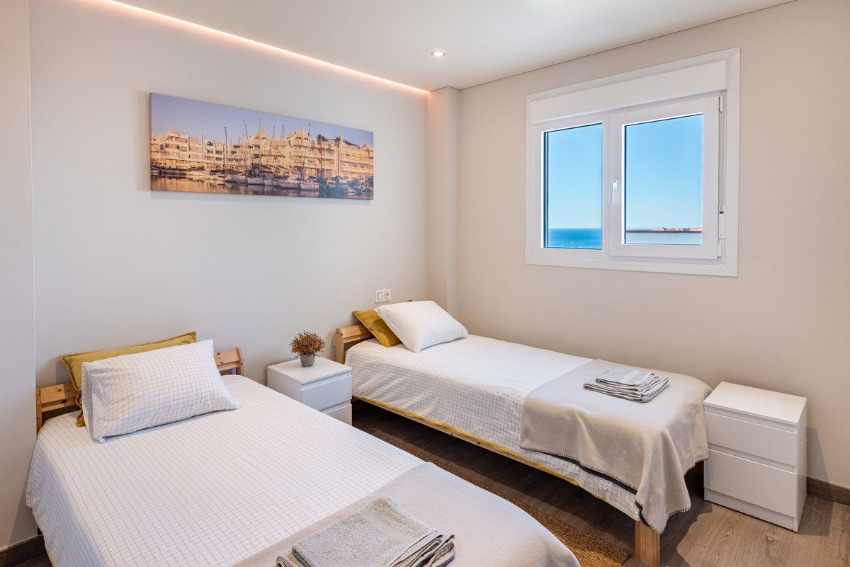 Middle Floor Apartment in Benalmadena, Costa del Sol – 2 beds – 350000 € - photo 13 of 16