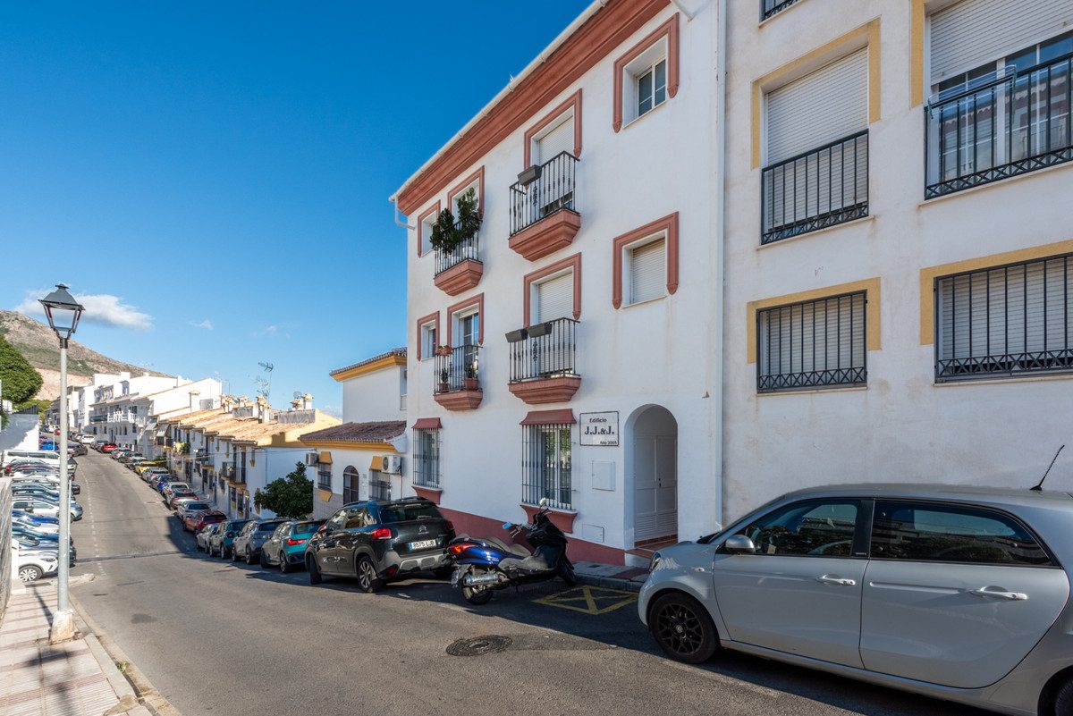 Middle Floor Apartment in Benalmadena, Costa del Sol – 2 beds – 350000 € - photo 15 of 16