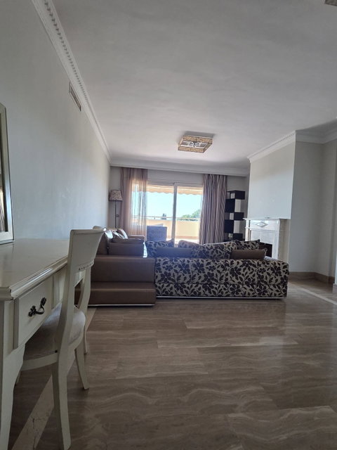 Middle Floor Apartment in Marbella, Costa del Sol – 3 beds – 1100000 € - photo 3 of 21
