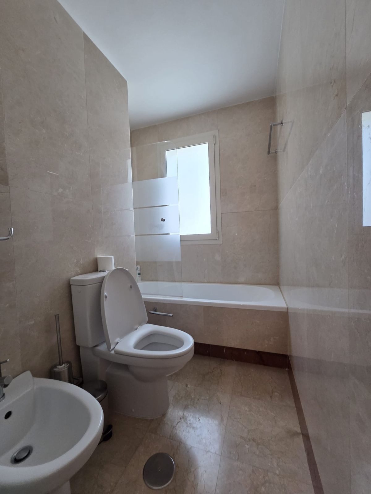 Middle Floor Apartment in Marbella, Costa del Sol – 3 beds – 1100000 € - photo 8 of 21