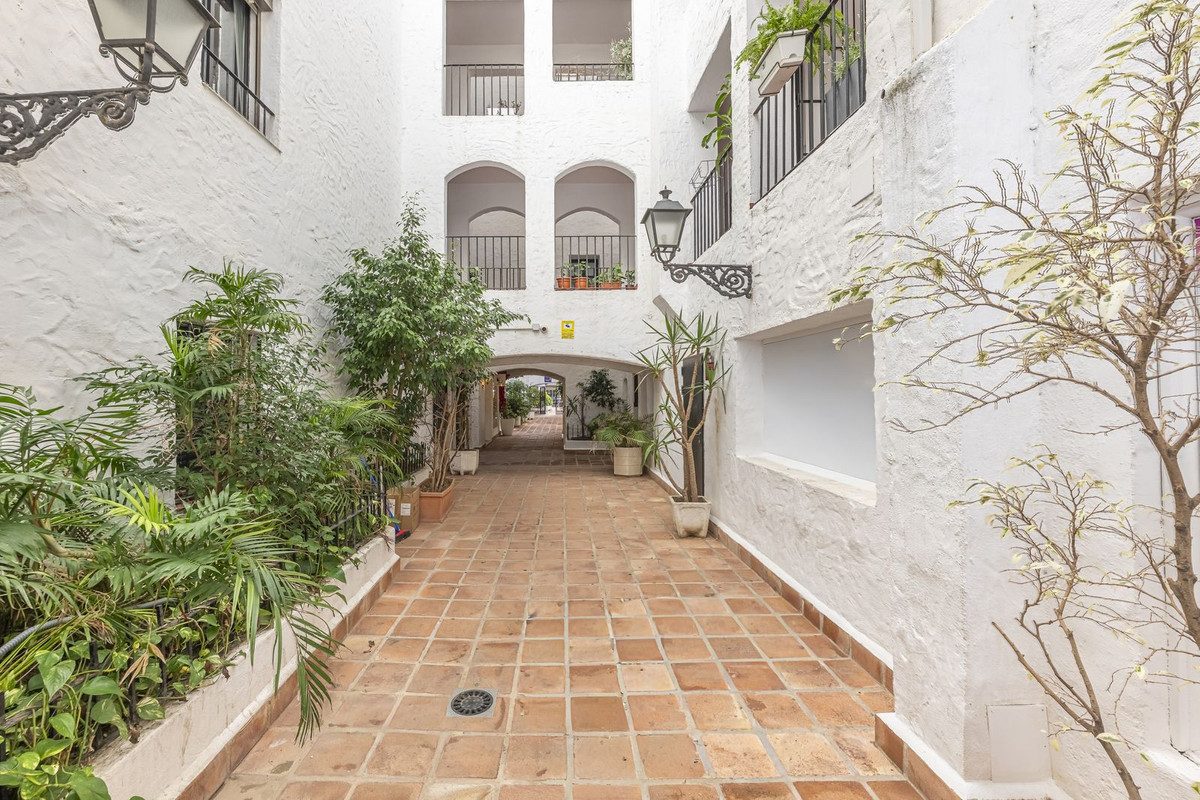 Middle Floor Apartment in Marbella, Costa del Sol – 2 beds – 649000 € - photo 5 of 45