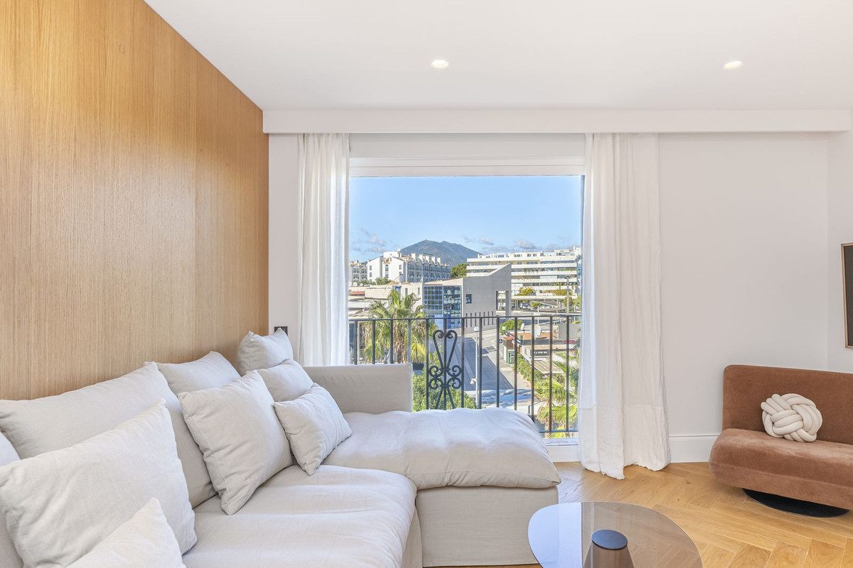 Middle Floor Apartment in Marbella, Costa del Sol – 2 beds – 649000 € - photo 8 of 45
