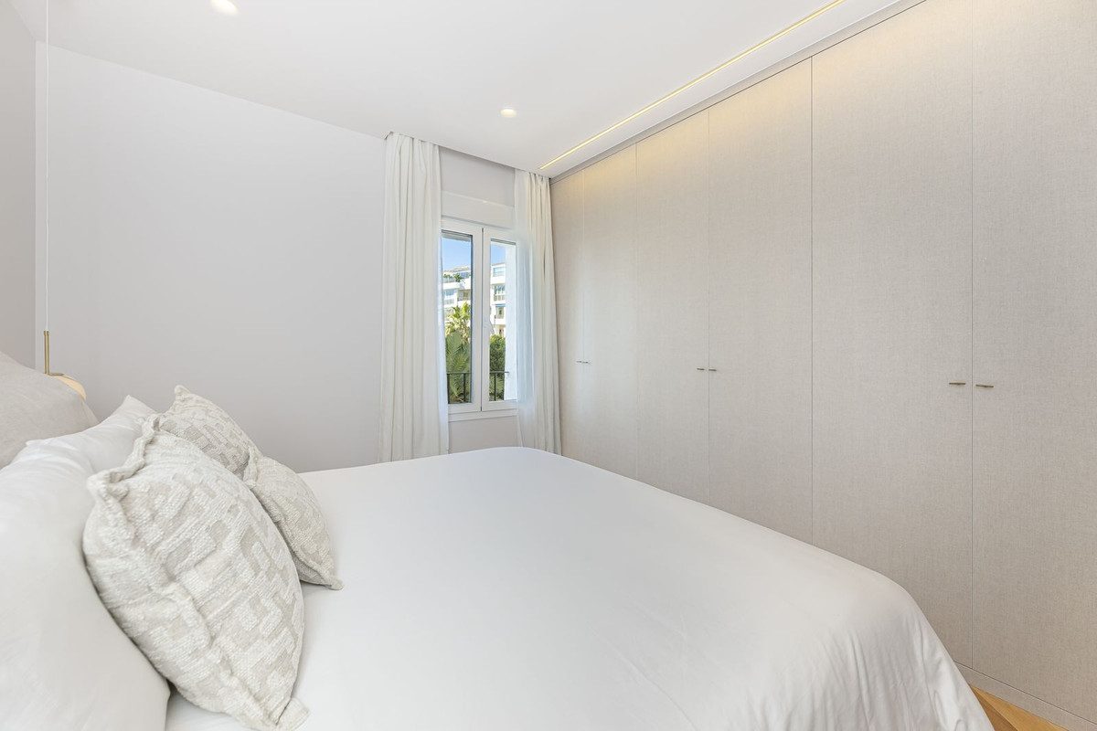 Middle Floor Apartment in Marbella, Costa del Sol – 2 beds – 649000 € - photo 24 of 45
