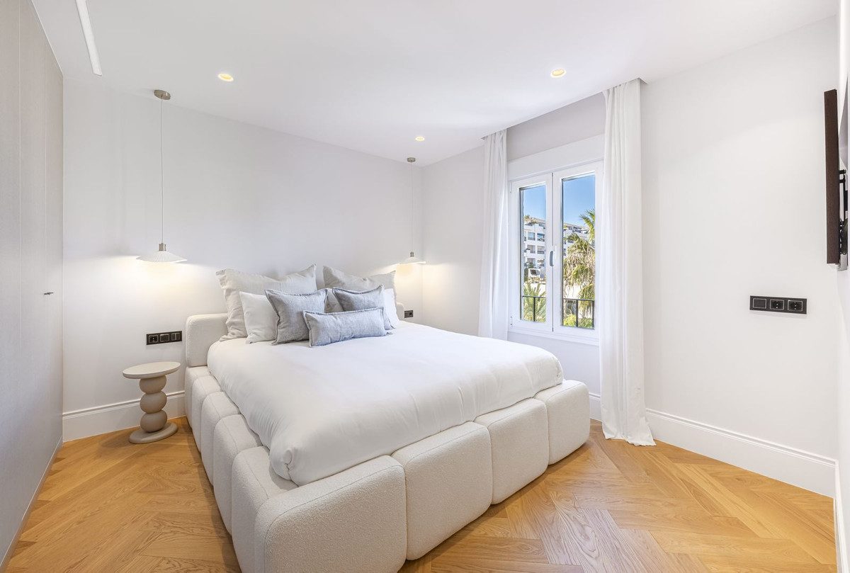 Middle Floor Apartment in Marbella, Costa del Sol – 2 beds – 649000 € - photo 25 of 45