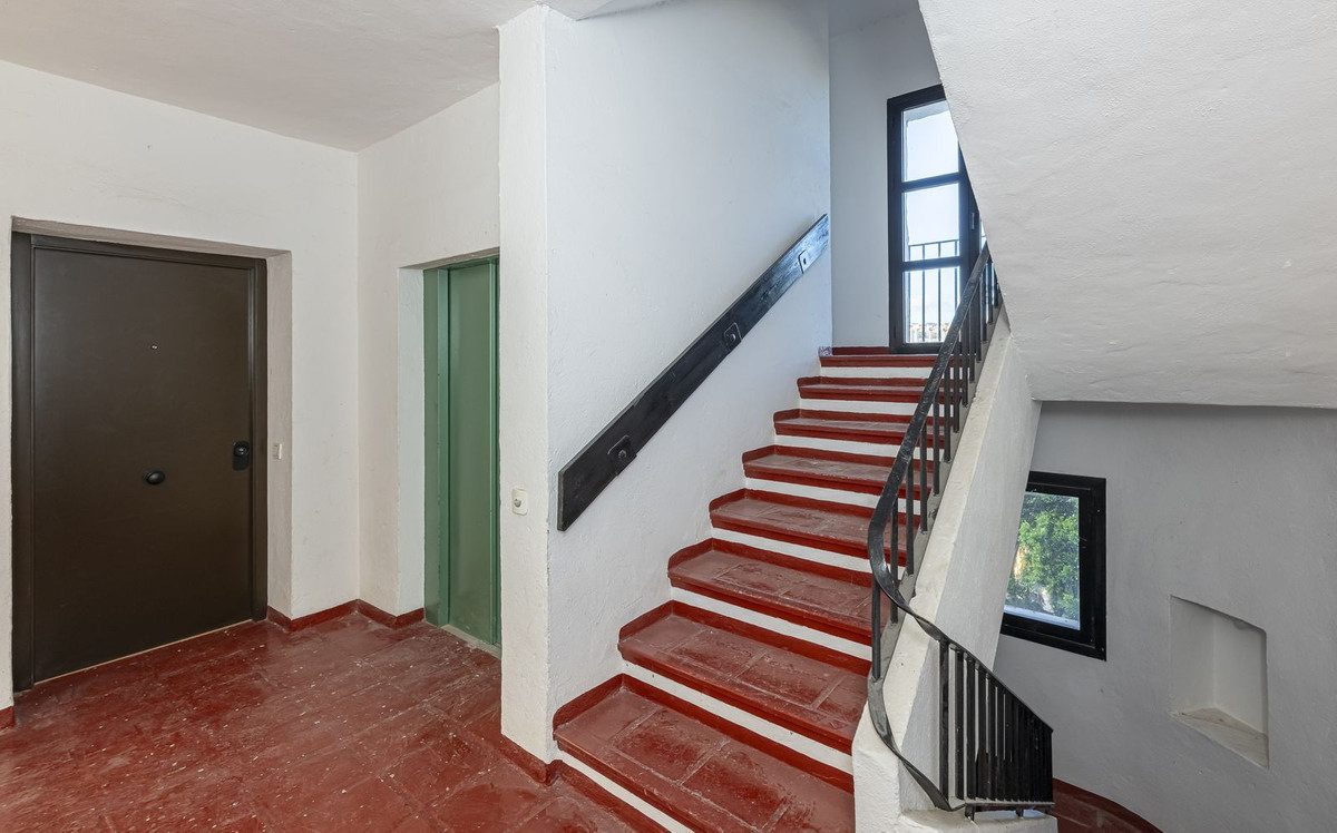 Middle Floor Apartment in Marbella, Costa del Sol – 2 beds – 649000 € - photo 38 of 45