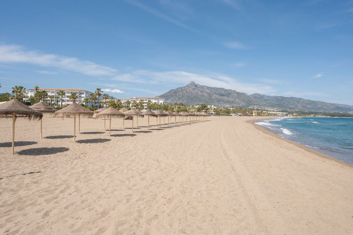 Middle Floor Apartment in Marbella, Costa del Sol – 2 beds – 649000 € - photo 39 of 45