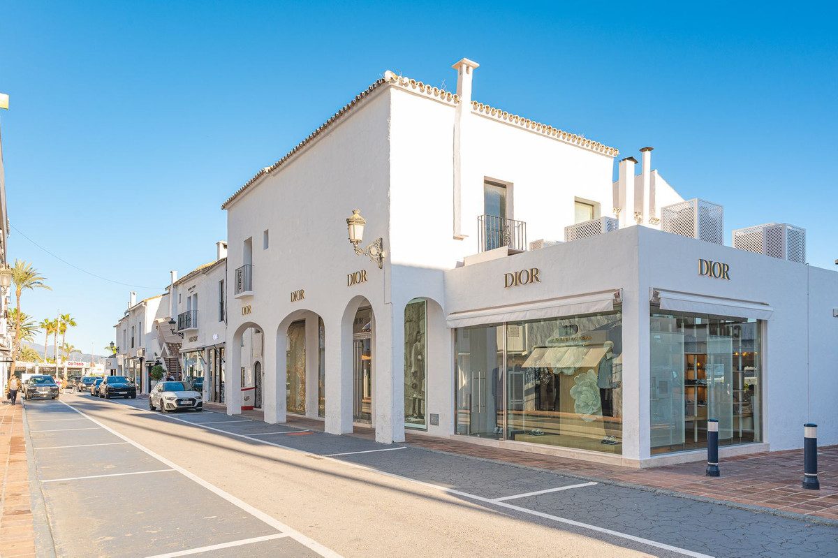 Middle Floor Apartment in Marbella, Costa del Sol – 2 beds – 649000 € - photo 42 of 45
