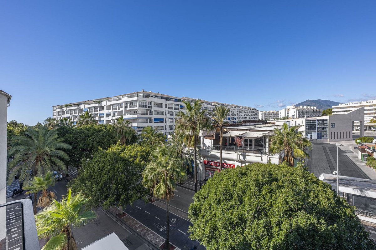 Middle Floor Apartment in Marbella, Costa del Sol – 2 beds – 649000 € - photo 44 of 45